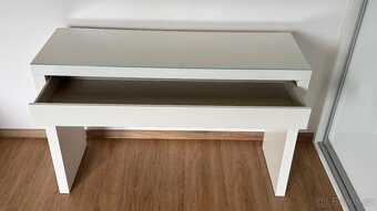 Toaletní stolek MALM (Ikea) se skleněnou krycí deskou - 2