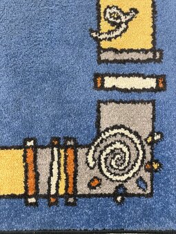 Modrý koberec s barevným motivem 800 x 1500 mm - 2