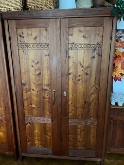 Modřínové skříně + stolky - 2