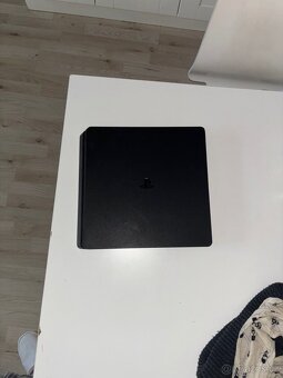 PlayStation 4 (PS4) s ovladačem - 2
