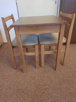 2 čalouněné židle a menší stůl - 2