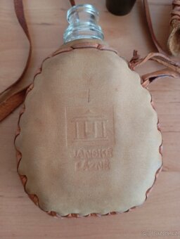 Skleněné placatka v kůži - 2
