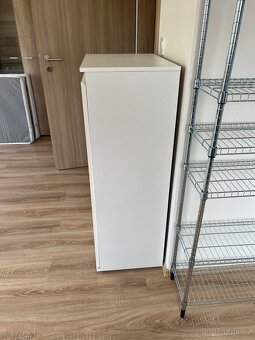 Bílá skříňka s poličkami - 2