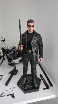 Predám hot toys figurku terminatora 1/6. Komplet balenie. - 2