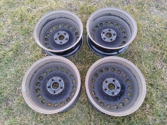 Prodám originál VW plechové disky 6 1/2 16h2 ET33 + poklice - 2