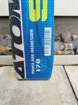 Lyže Atomic s vázáním. - 2