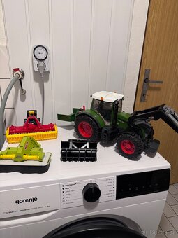 Bruder traktor Fendt 936 s příslušenstvím - 2