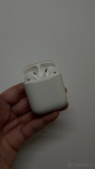 Apple AirPods 2 s lightning nabíjecím pouzdrem - 2