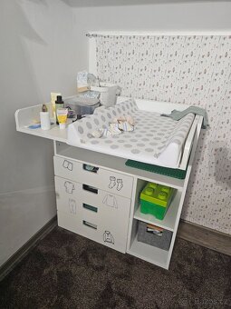 Přebalovací pult a dětská postýlka - 2