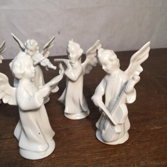 bílý porcelánový anděl - 7x andělíček - nebeský chór andělé - 2