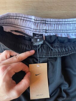 Černé pánské fotbalové kalhoty Nike Dri-FIT Academy - 2