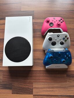 Xbox series S + 3 ovladače + stojan/ nabíječka - 2