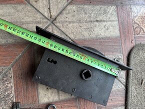 Starý dveřní zámek - 2