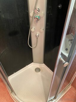 Hydromasážní sprchový box s integrovaným sprchovým panelem - 2
