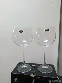 Vinné skleničky (Velké) s krabici (Bílý satenový vnitřek) - 2