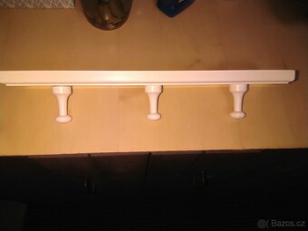 Dřevěný bílý věšák na tři věci - 2