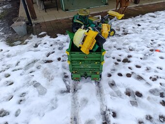 Prodám dětský šlapací traktůrek+ vlek John Deere - 2