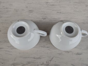 dva šálky s malovanými růžemi - 2