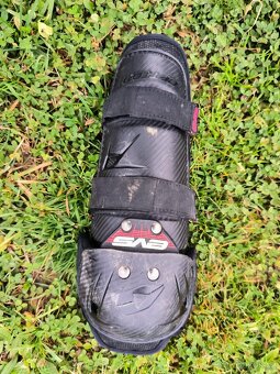 EVS Chrániče délka 43 cm. - 2