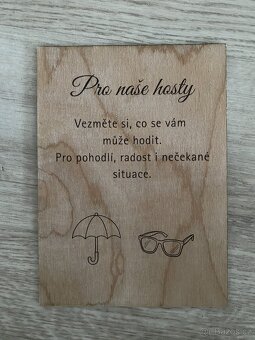 Dřevěná svatební cedule A5 „Pro naše hosty“ - 2