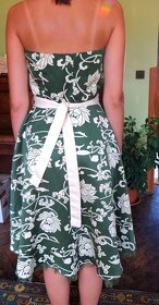 Saténové bílé květinové letní zelené šaty - 2