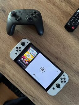 Nintendo Switch OLED + ovladač + hry - 2