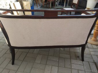 Luxusní dvoumístná sofa po renovaci. - 2