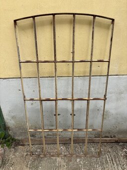 industri. kovové okenní mříže s obloukovým vrškem - 2