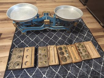 Starožitná váha a malé závaží. - 2