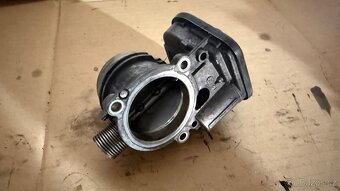 BMW 320d N47 – škrticí klapka / klapka sání - 2