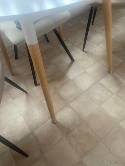 Jídelní stůl kulatý - 2