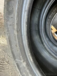 Pneu 295/35 R21 - 2