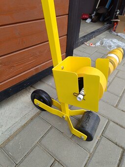 Odvíječ lepící pásky na podlahu - 2