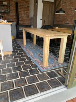 Dřevěný stůl s dubovou deskou v přírodní barvě dřeva - 2