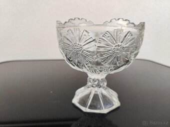 SKLENĚNÝ POHÁR se vzorem KVĚTIN - 2