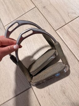 Kloubové třmeny - 2