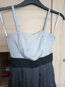 šedé šaty s podkasanou sukní, zn.HM - 2