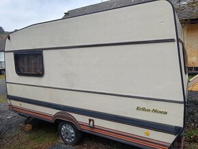 Pěkný karavan, bez SPZ na stání - 2
