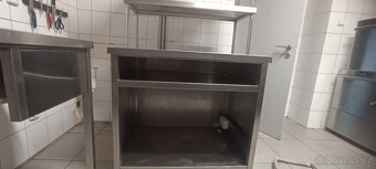Robustní nerezový pult s horní dvoupatrovou policí - 2