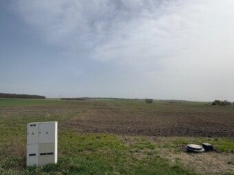 Prodej stavebního pozemku 3767m2 v Bělušicích (955Kč/m2) - 2