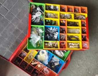 Organizér plný elektro a spojovacího materiálu v kufru - 2