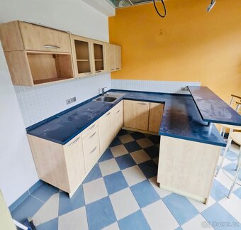 Prostorná zachovalá kuchyňská linka - 2