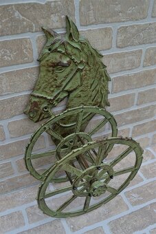 Litinový držák zahradní hadice 52 x 31 - KŮŇ zelený - 2