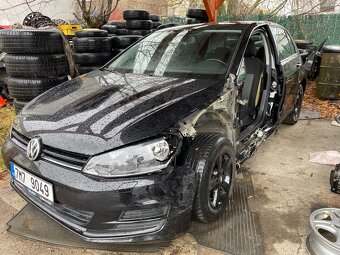 Prodám VW Golf 7 bouraný, 1,2 benzín 63kW, v celku - 2