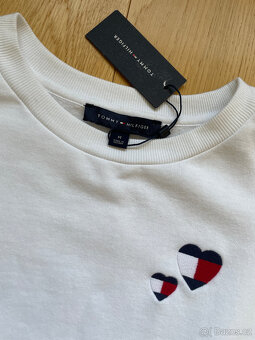 Bílá jednoduchá mikina s logovanými srdíčky Tommy Hilfiger - 2
