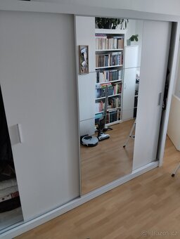 Velká trojdílná šatní skříň s posuvnými dveřmi a zrcadlem - 2