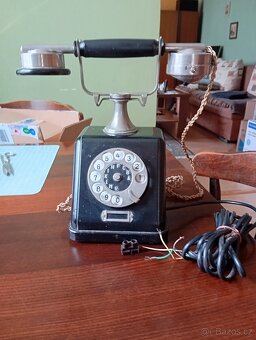 Socha ženy, telefon - 2