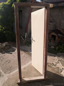 Staré dřevěné dveře se zárubní - 2