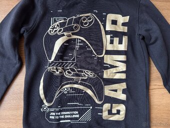Klokanková mikina Gamer 134/140 (8-10 cm). - 2