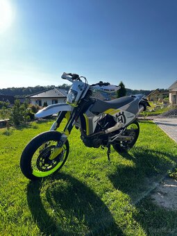 Husqvarna 701 supermoto - 2